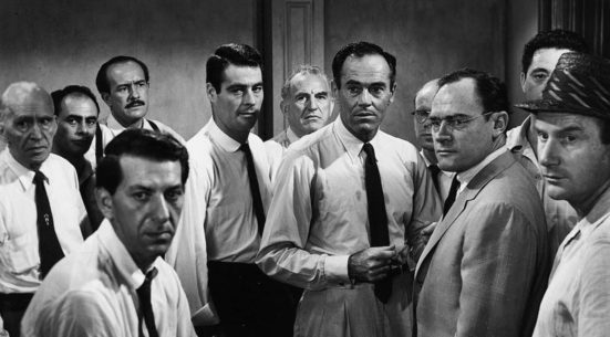 Grupa mężczyzn w białych koszulach, zdjęcie w wersji czarno-białej