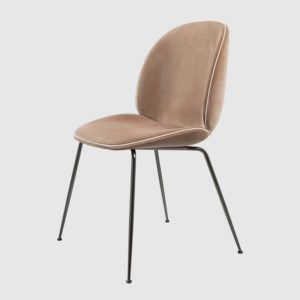 piaskowe krzesło ze złotymi wykończeniami