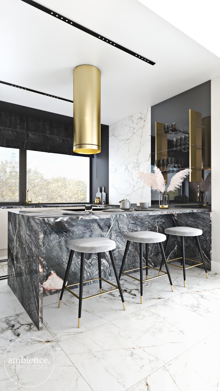 Przestronny dom z bordową sofą